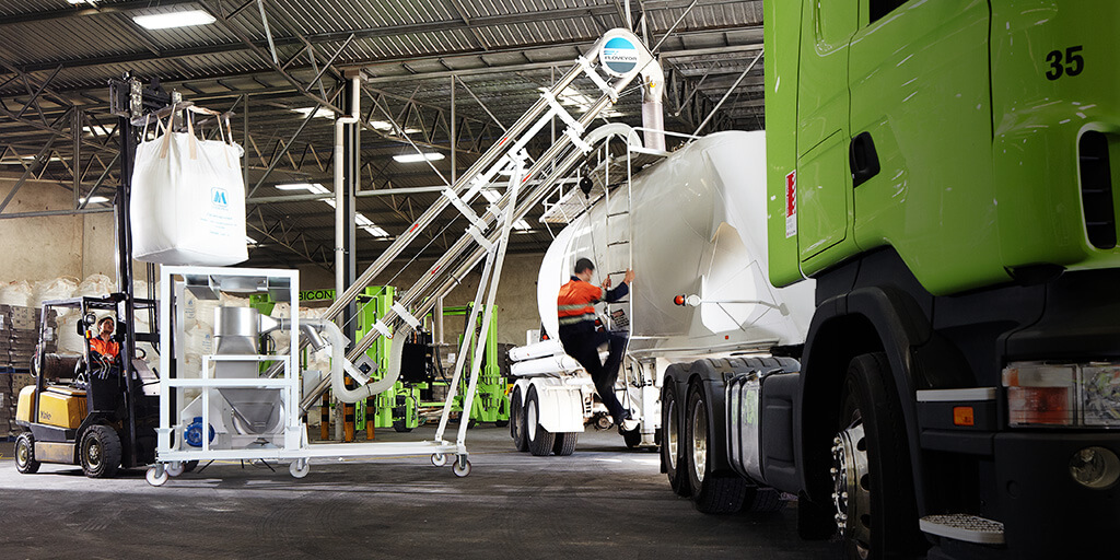 Floveyor bulk bag unloader with integrated lump breaker for bulk sugar transfer